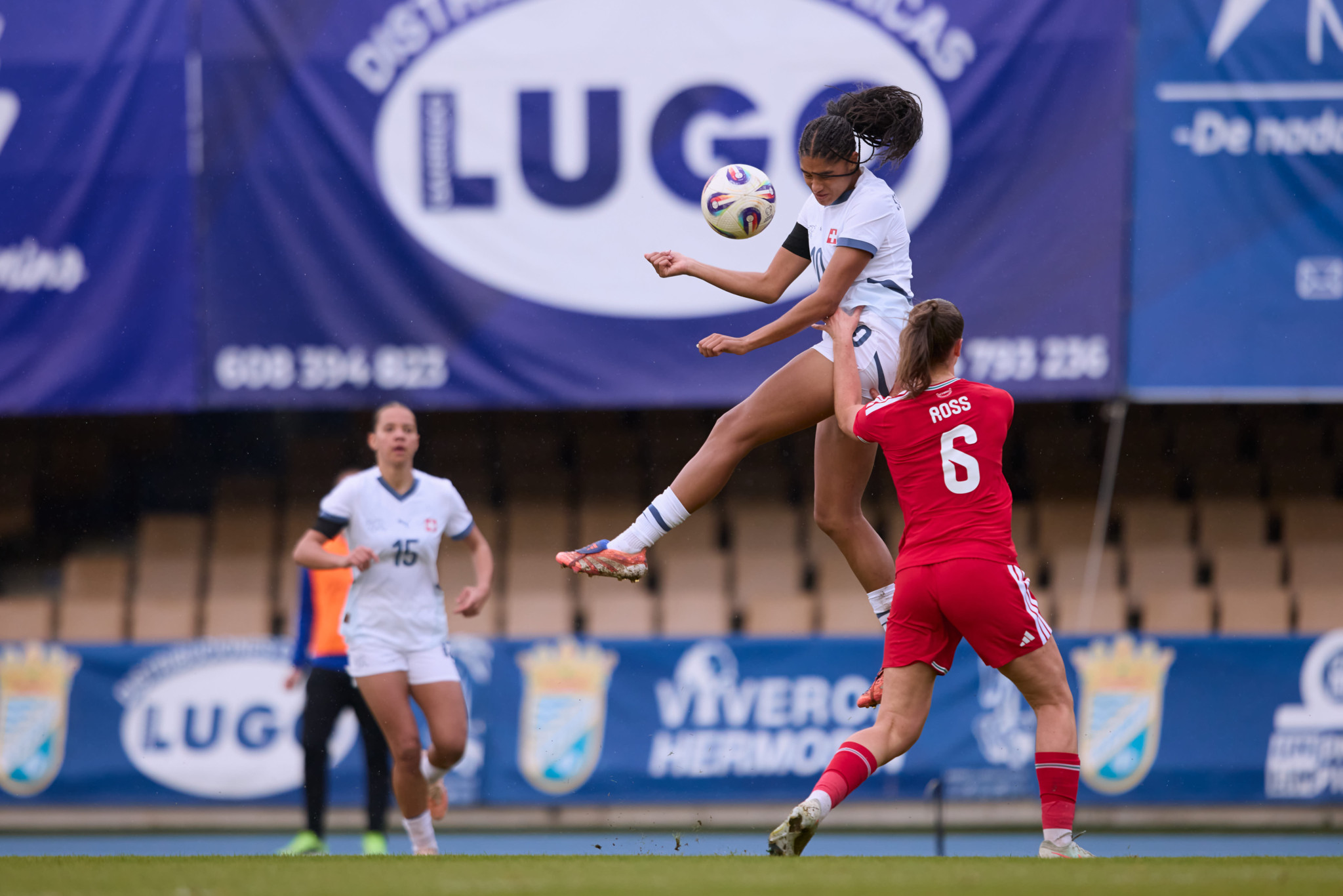 Sydney Schertenleib aus der Schweiz und eine walisische Spielerin im Zweikampf beim Freundschaftsspiel in Jerez.