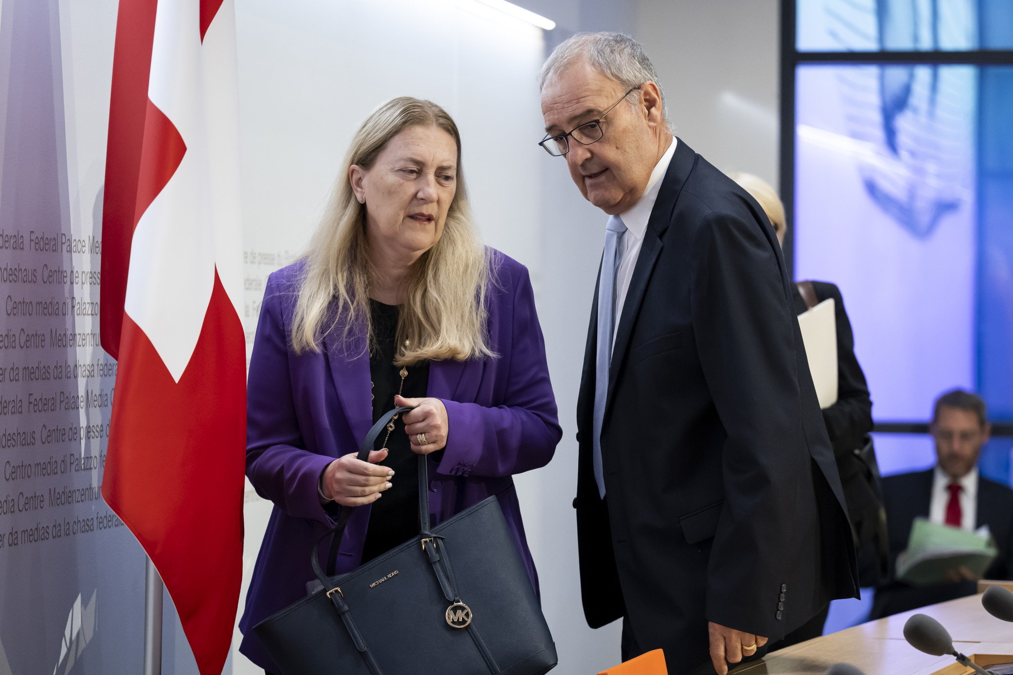 Staatssekretärin Helene Budliger Artieda und Bundesrat Guy Parmelin bei einer Medienkonferenz zu Freihandelsabkommen mit Indien im Medienzentrum Bundeshaus in Bern.