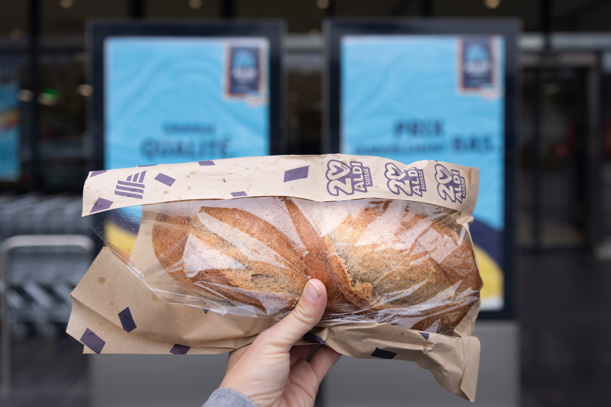 Ein Laib Mischbrot von Aldi für 99 Centimes, gehalten vor einem Aldi-Geschäft in Monthey am 25. Oktober 2025.