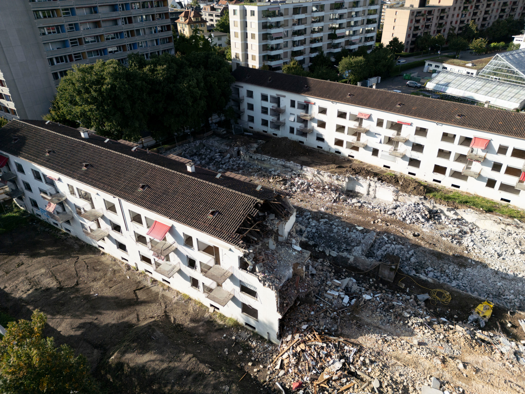 Teilweise abgerissenes Gebäude der Siedlung Guet in Zürich Albisrieden, wo neue Wohnungen entstehen sollen.