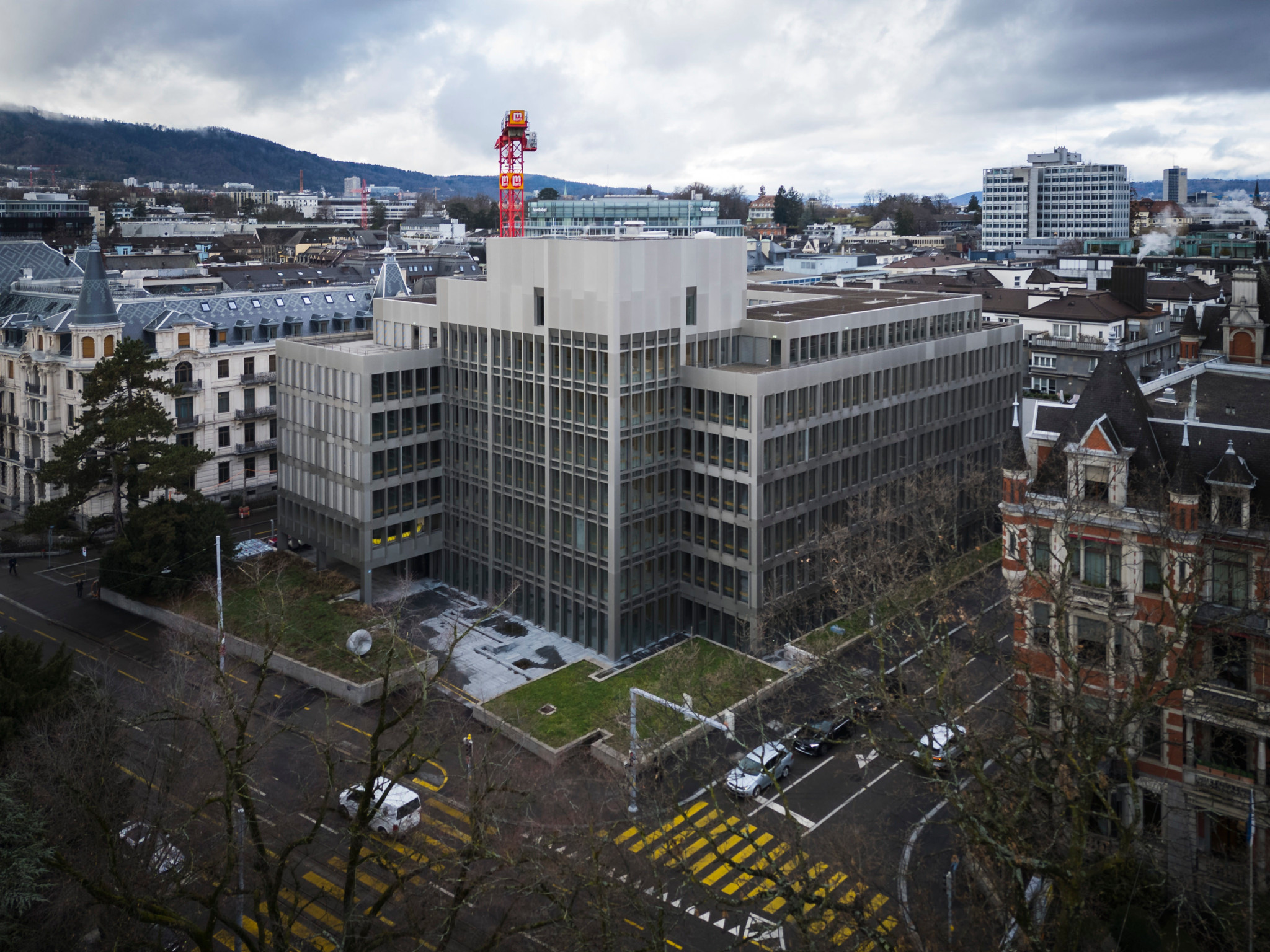 Luftaufnahme des Google-Gebäudes am General-Guisan-Quai 26 in Zürich, das ungenutzt bleibt. Im Hintergrund städtische Landschaft.