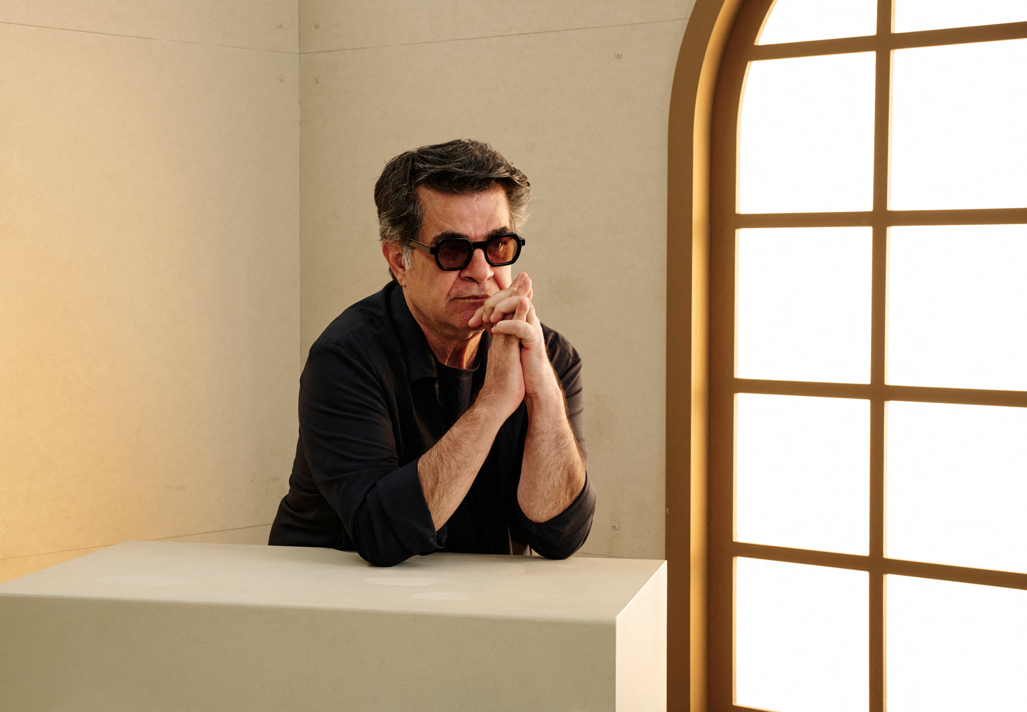 Jafar Panahi posiert nachdenklich im Getty Images Portrait Studio während des Toronto International Film Festivals, September 2025.